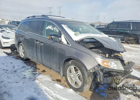 2013 Honda Odyssey Touring z USA, uszkodzony, nr VIN 5FNRL5H98DB077558